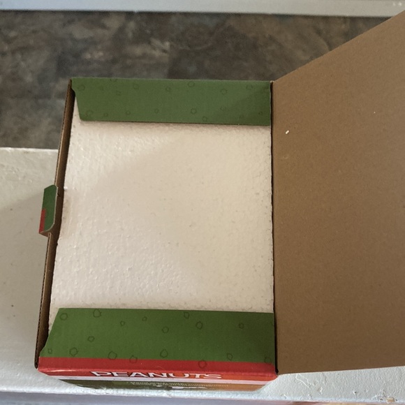 BNIB Peanuts Snoopy Santa Hat Sculpted 14oz Ceramic Holiday Collectors Mug - Picture 9 of 17